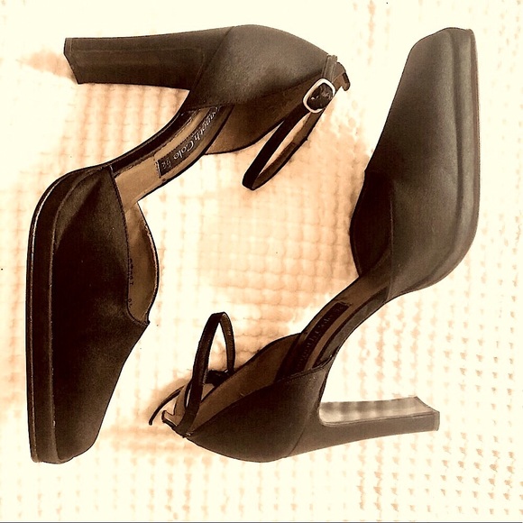 🌺 Black Satin Kenneth Cole heels. 🌺 - Picture 2 of 5